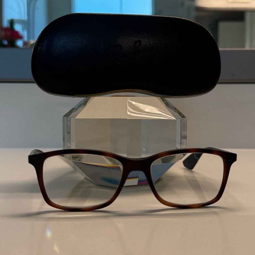 Unisex Ray-Ban Matte Tortoise Shell Glasses - like new!